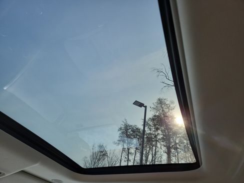 Used 2025 Land Rover Discovery S image 28