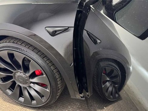 Used 2023 Tesla Model Y Long Range image 28