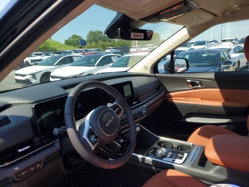 New 2026 Kia Carnival EX image 18