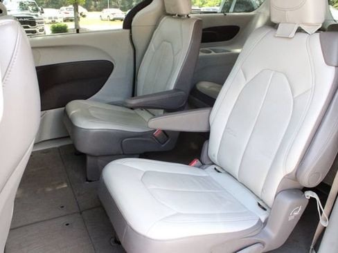Used 2018 Chrysler Pacifica Touring-L FWD image 13