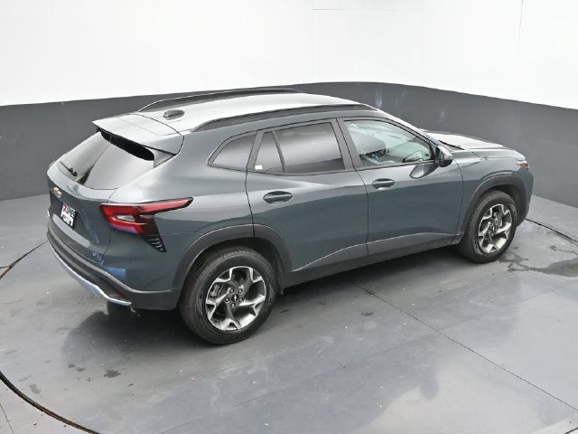 Used 2025 Chevrolet Trax LT FWD image 35
