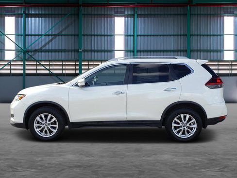 Used 2018 Nissan Rogue SV image 2
