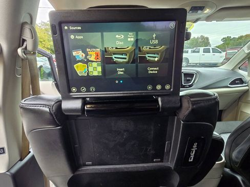 Used 2017 Chrysler Pacifica Limited image 16