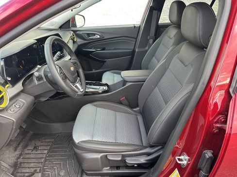 Used 2025 Chevrolet Trax LT w/ Driver Confidence Package image 10