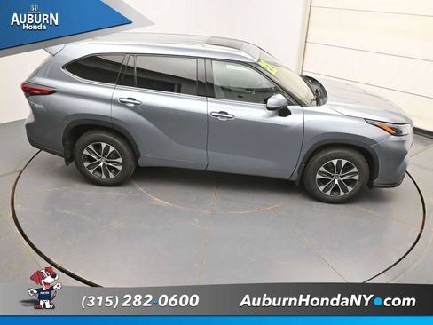 Used 2022 Toyota Highlander XLE AWD/4WD image 34