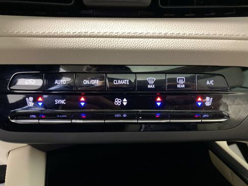 Used 2023 Buick Envision Avenir AWD/4WD image 18