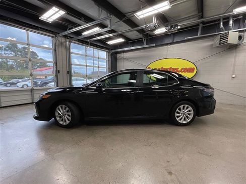 Used 2022 Toyota Camry LE FWD image 2
