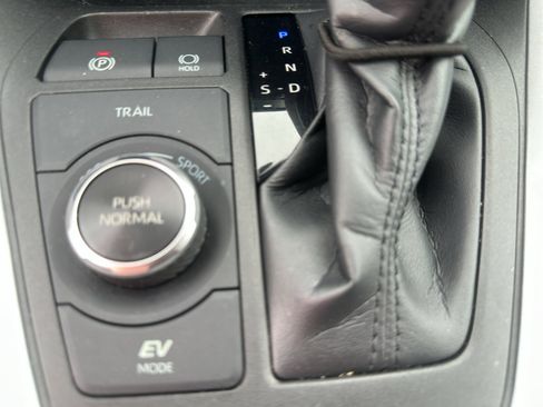 Used 2021 Toyota RAV4 LE AWD/4WD image 23
