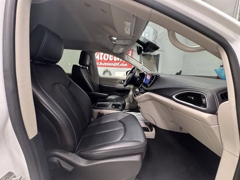 Used 2024 Chrysler Pacifica Select image 10