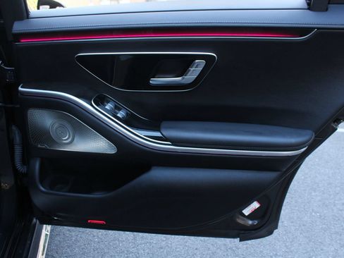 Used 2022 Mercedes-Benz S 580 4MATIC Sedan w/ AMG Line Package image 27