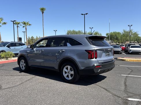 Certified 2023 Kia Sorento LX FWD image 4