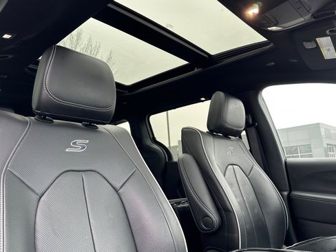 Used 2024 Chrysler Pacifica Limited w/ Uconnect Theater Family Group image 21