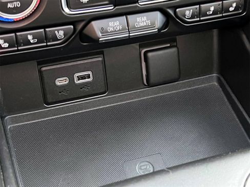 Used 2023 GMC Yukon XL SLT image 38