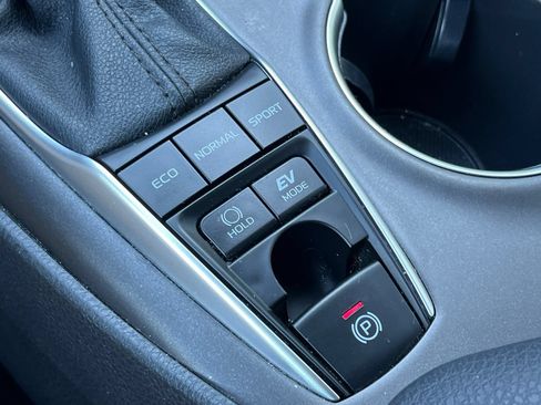 Used 2022 Toyota Camry LE FWD image 29
