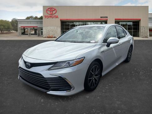 Used 2021 Toyota Camry XLE w/ Navigation Upgrade Package FWD image 1