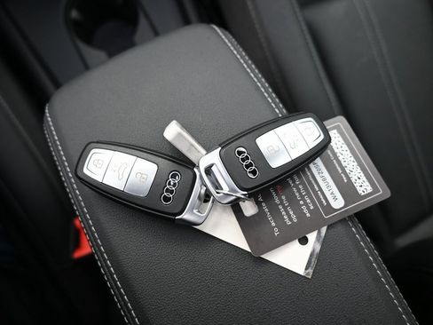 Used 2025 Audi Q4 e-tron Premium Plus w/ Premium Plus image 11