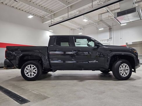 Used 2025 Toyota Tacoma SR5 AWD/4WD image 19