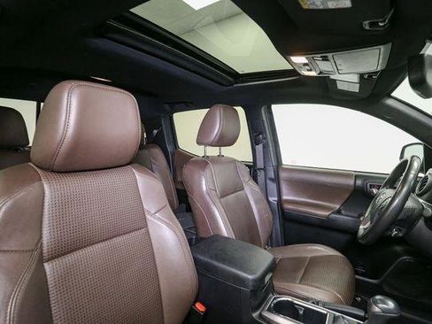 Used 2017 Toyota Tacoma Limited image 19