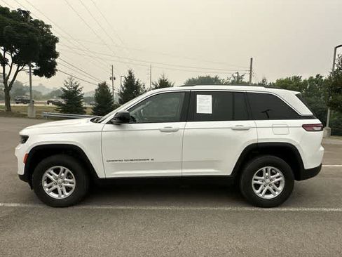 Used 2023 Jeep Grand Cherokee Laredo AWD/4WD image 2