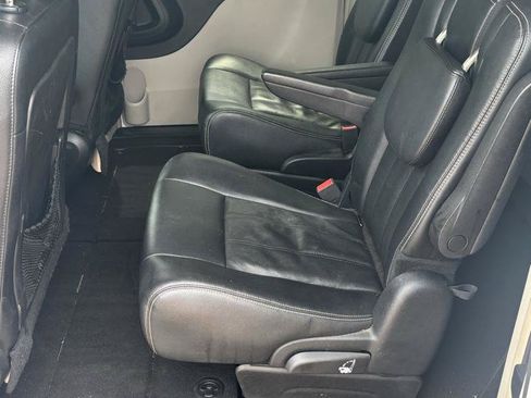 Used 2016 Chrysler Town & Country Touring FWD image 22