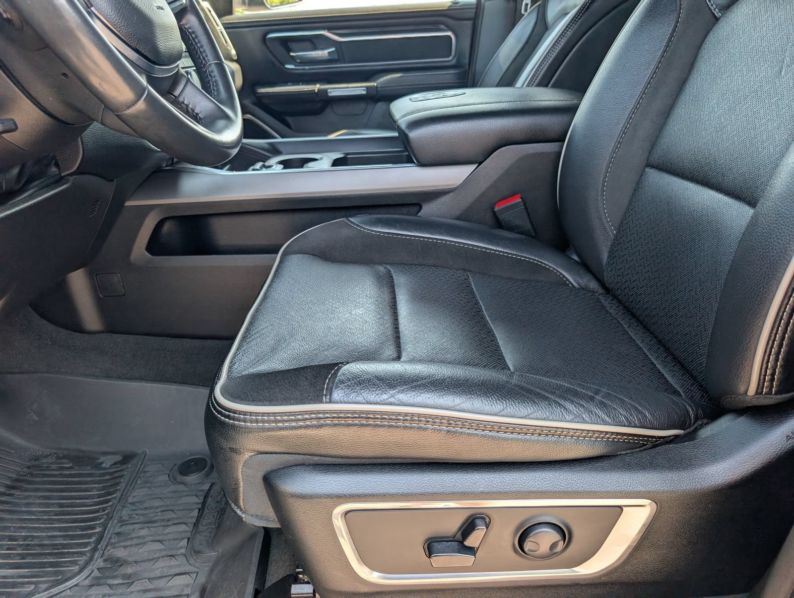 Used 2024 RAM 1500 Laramie AWD/4WD image 15