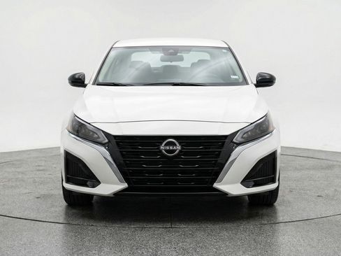 Used 2025 Nissan Altima 2.5 SV FWD image 2