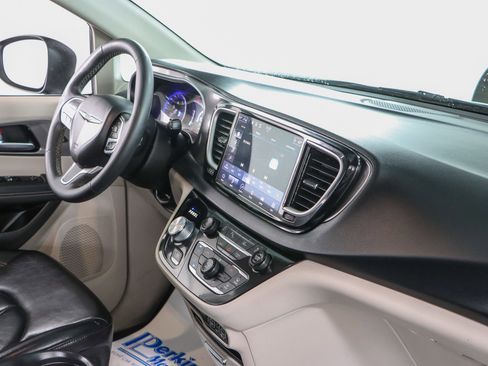 Used 2023 Chrysler Pacifica Touring-L FWD image 26