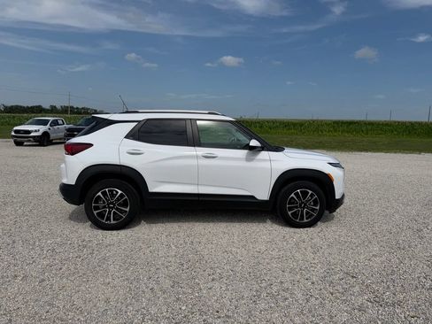 Used 2025 Chevrolet TrailBlazer LT FWD image 2