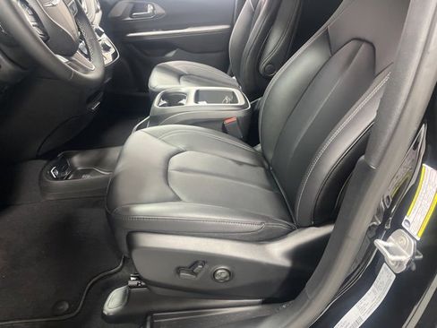 New 2026 Chrysler Pacifica Select image 7