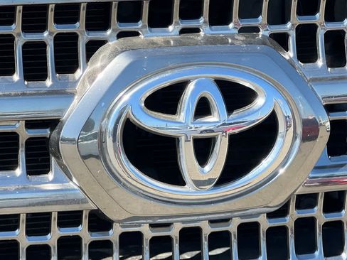 Used 2017 Toyota Tacoma TRD Off-Road AWD/4WD image 16