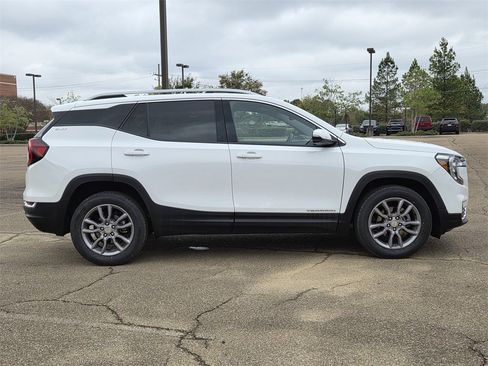 Used 2024 GMC Terrain SLT image 3