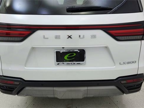 Used 2023 Lexus LX 600 4WD w/ Luxury Package image 11