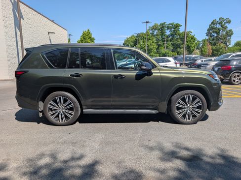 Used 2024 Lexus LX 600 4WD w/ Appearance Package image 2