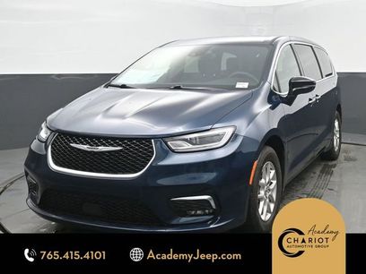 Used 2025 Chrysler Pacifica Select