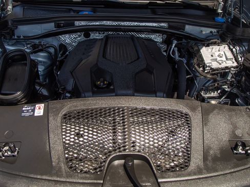 Certified 2025 Porsche Macan AWD/4WD image 28