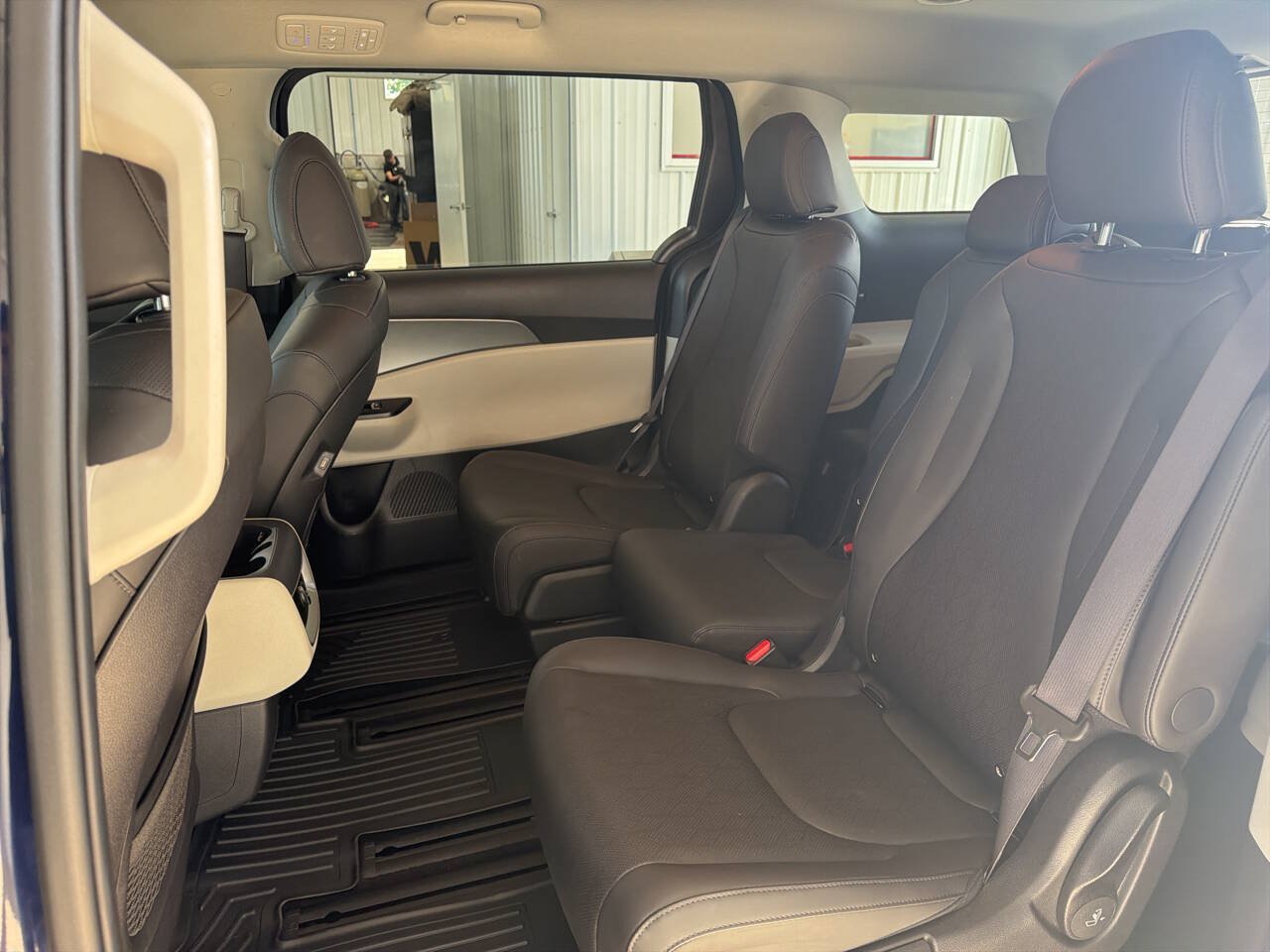 Used 2024 Kia Carnival LX FWD image 18