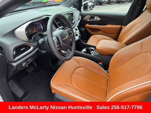 Used 2025 Chrysler Pacifica Pinnacle FWD image 19