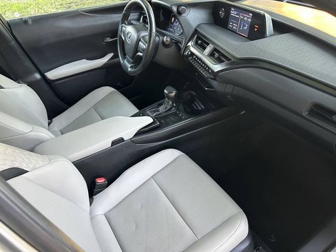 Used 2019 Lexus UX 200 w/ Premium Package FWD image 8