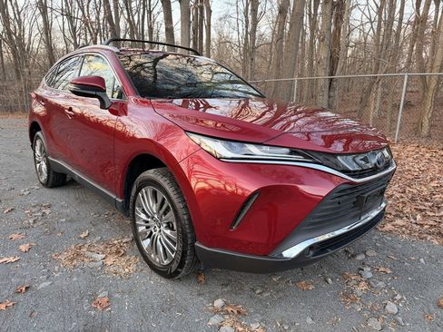 Used 2022 Toyota Venza XLE image 2