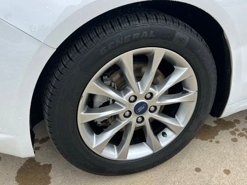 Used 2017 Ford Fusion SE w/ Fusion SE Technology Package image 10