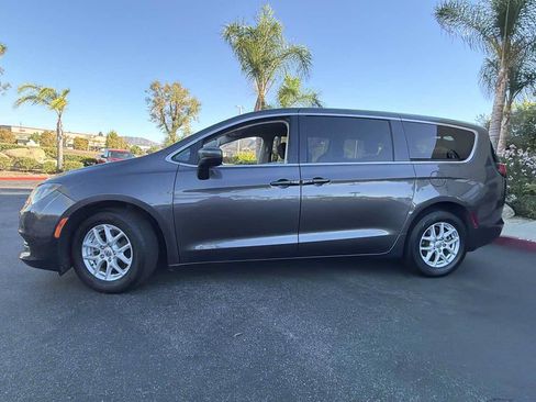 Used 2022 Chrysler Voyager LX FWD image 7