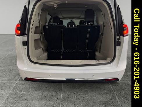 Used 2024 Chrysler Pacifica Touring-L image 13