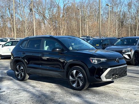 Certified 2025 Volkswagen Taos SE w/ Panoramic Sunroof Package image 1