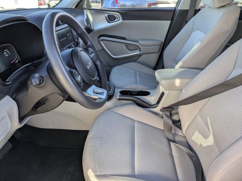 Used 2023 Kia Soul LX image 25