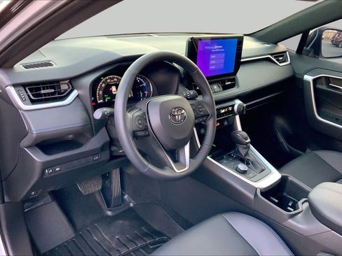 Used 2025 Toyota RAV4 XSE AWD/4WD image 18