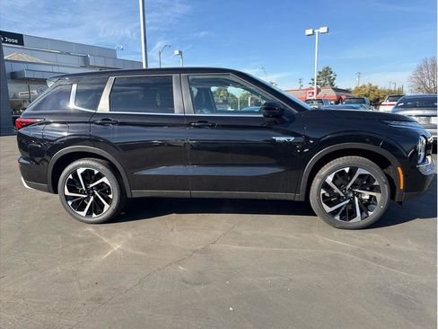 Used 2025 Mitsubishi Outlander SE image 4