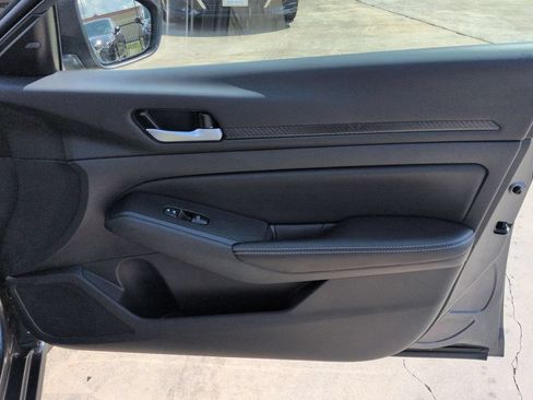 Used 2025 Nissan Altima 2.5 SV FWD image 32