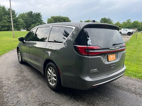 Used 2024 Chrysler Pacifica Touring-L FWD image 5