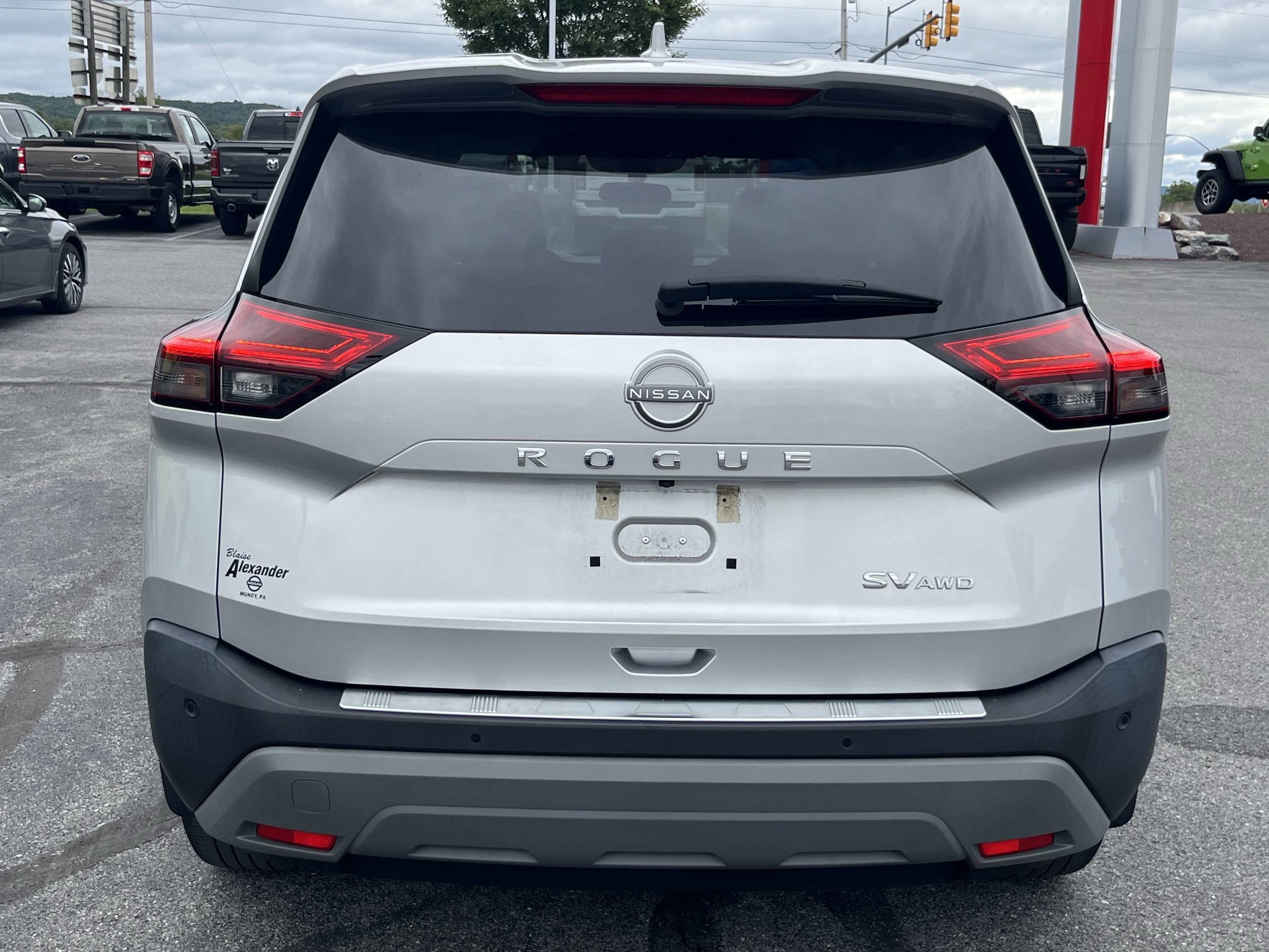 Used 2023 Nissan Rogue SV AWD/4WD image 6