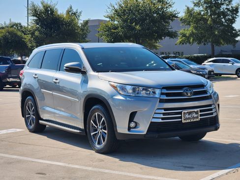 Used 2017 Toyota Highlander XLE AWD/4WD image 2